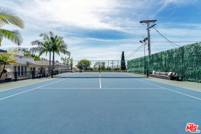 727 N Alta Drive, Beverly Hills CA: https://media.crmls.org/mediaz/439a7828-d7c9-4460-8d1b-23e9fe79a0e3.jpg