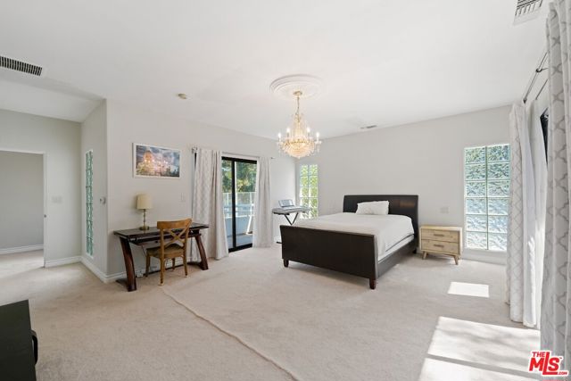 15656 Crownridge Place, Sherman Oaks CA: https://media.crmls.org/mediaz/439b1438-2fcd-449d-a831-b4b9c99ac4a6.jpg