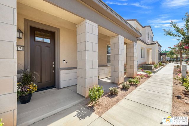 41171 Emory Lane, Palm Desert CA: https://media.crmls.org/mediaz/439b67d1-f9cd-4b96-8805-b51127dd7560.jpg