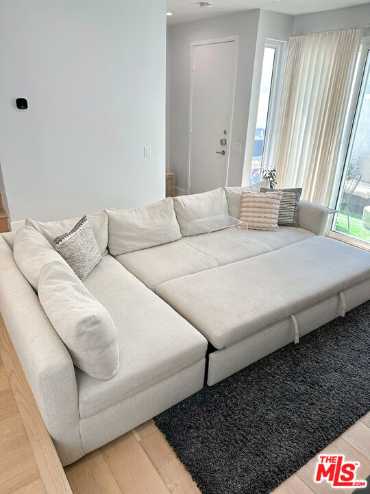 910 19th Street, Santa Monica CA: https://media.crmls.org/mediaz/439c4bfa-dcac-4561-88cc-9247b27f05cb.jpg