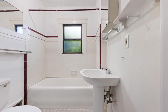 4011 Brighton Ave, Oakland CA: https://media.crmls.org/mediaz/439c5a98-6e8c-4af5-bd76-a9d50c636049.jpg