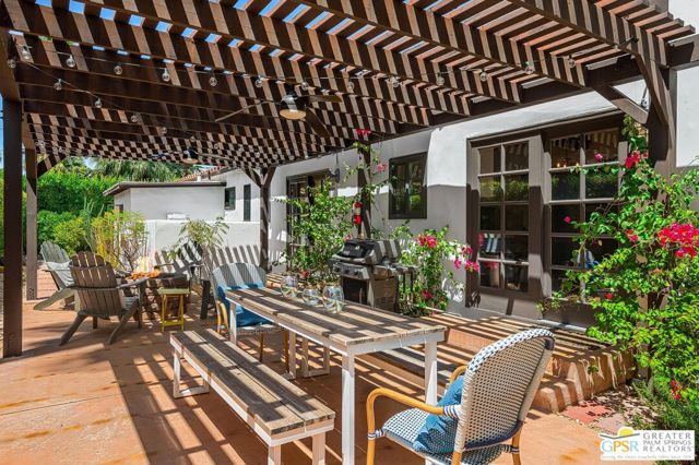284 E Ocotillo Avenue, Palm Springs CA: https://media.crmls.org/mediaz/439dfdb4-b89e-410d-880a-905f13e46440.jpg