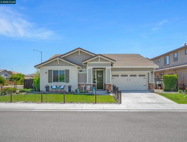 901 Goldfinch Cir, Vacaville CA: https://media.crmls.org/mediaz/439e0e8d-f2b6-4024-b30c-f8e4d0065a5d.jpg