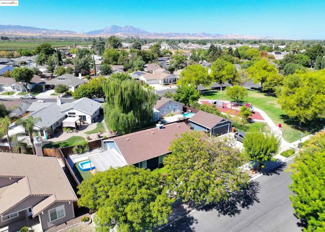 3061 Browning Ct, Brentwood CA: https://media.crmls.org/mediaz/439f638a-846b-4846-bf5f-e4295cd7e0dc.jpg
