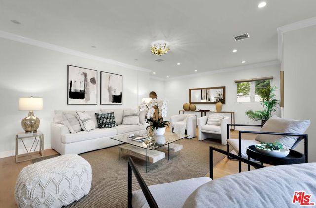 602 S Lucerne Boulevard, Los Angeles CA: https://media.crmls.org/mediaz/439ff124-e772-4387-898f-987fcc829903.jpg