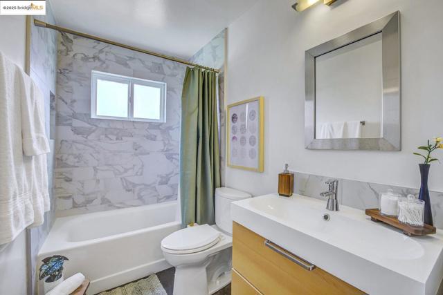 2327 10Th St, Berkeley CA: https://media.crmls.org/mediaz/439ff22c-aaf3-4498-906f-47e8b35ac756.jpg