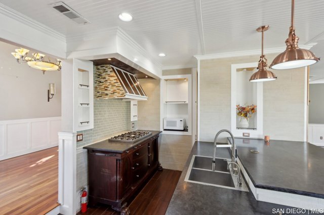 25 Villa Roma, Lake Elsinore CA: https://media.crmls.org/mediaz/43a0a2c8-9b59-458c-98fc-42d730222e0e.jpg