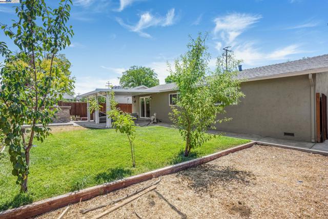 548 Sonoma Ave, Livermore CA: https://media.crmls.org/mediaz/43a1286e-767d-443e-b39f-7a4a27fac94a.jpg