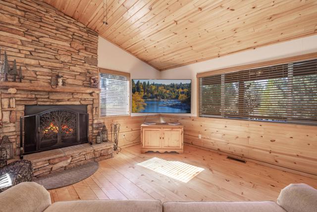 1239 E Alpinview Drive, Big Bear CA: https://media.crmls.org/mediaz/43a18645-ed9a-4127-8f25-94de1756e9bc.jpg
