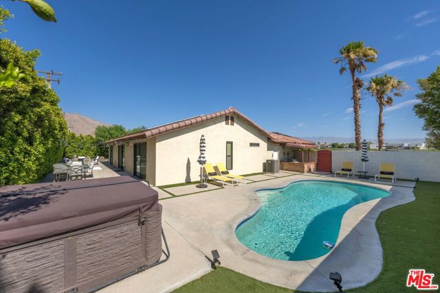 401 E San Rafael Drive, Palm Springs CA: https://media.crmls.org/mediaz/43a1d224-c17d-4421-805b-4ea8ae76e789.jpg