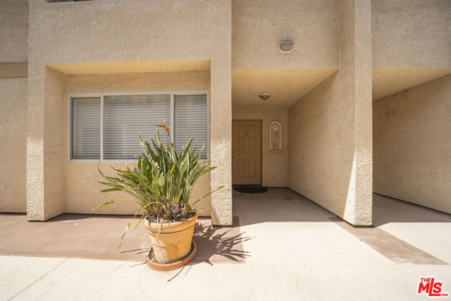 7631 Reseda Boulevard, Reseda CA: https://media.crmls.org/mediaz/43a1e315-83c1-41b3-96aa-03927e8207c5.jpg
