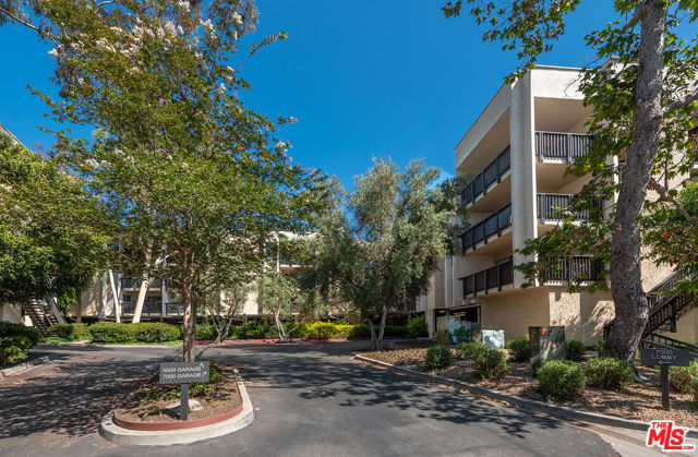 7211 Raintree Circle, Culver City CA: https://media.crmls.org/mediaz/43a2dbf6-ebfe-4e4e-969e-1fdd55fed263.jpg