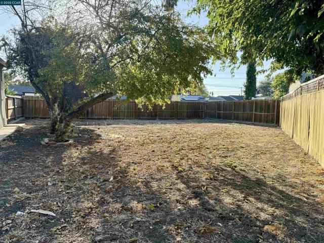 2311 Crescent Dr, Concord CA: https://media.crmls.org/mediaz/43a33e87-195b-4042-8db0-dbbe1cb86e78.jpg