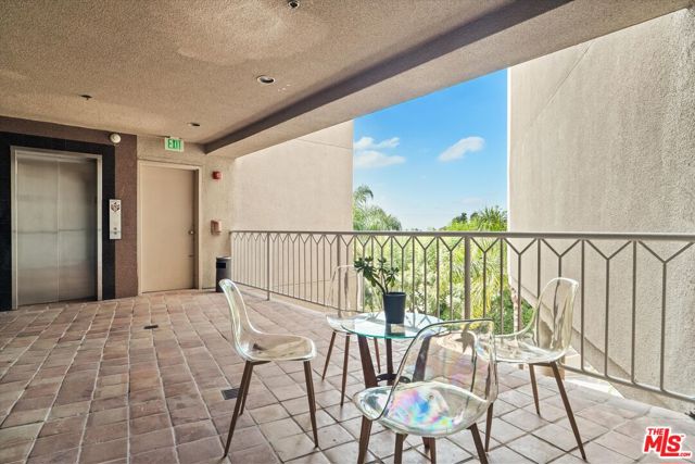 2222 N Beachwood Drive, Los Angeles CA: https://media.crmls.org/mediaz/43a38b5d-681d-4cb9-8e72-86367b0b6b12.jpg