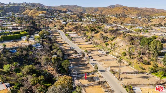 747 Jacon Way, Pacific Palisades CA: https://media.crmls.org/mediaz/43a3ac0c-6c81-4f95-8865-9ac671848083.jpg
