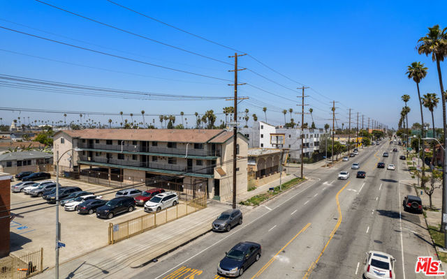 8307 S Figueroa Street, Los Angeles CA: https://media.crmls.org/mediaz/43a4b4bf-7a35-4f23-b2b4-78d46c8fd952.jpg