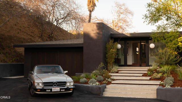 945 Linda Vista Avenue, Pasadena CA: https://media.crmls.org/mediaz/43a51290-a1e0-4c43-8d0a-21b5fe092acf.jpg