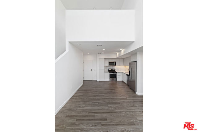 5750 E Hollywood Boulevard, Los Angeles CA: https://media.crmls.org/mediaz/43a522fc-20bd-4fdb-98ea-169f503c1bb3.jpg