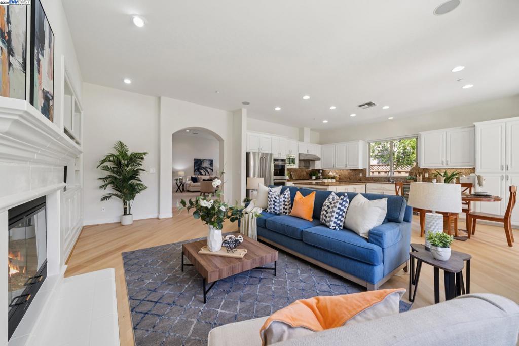 https://media.crmls.org/mediaz/43a66683-fb6e-4998-a2ae-ed93d9876847.jpg?preset=X-Large