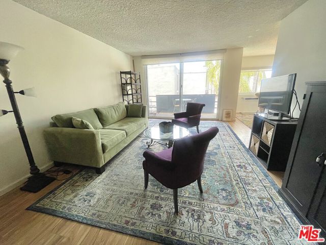4915 Tyrone Avenue, Sherman Oaks CA: https://media.crmls.org/mediaz/43a7662a-c847-4645-932e-cf4baa4fcbb4.jpg