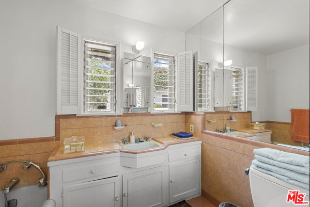 10941 Peach Grove Street, Toluca Lake CA: https://media.crmls.org/mediaz/43a81349-7308-4c2d-8a51-2f365d2dc673.jpg