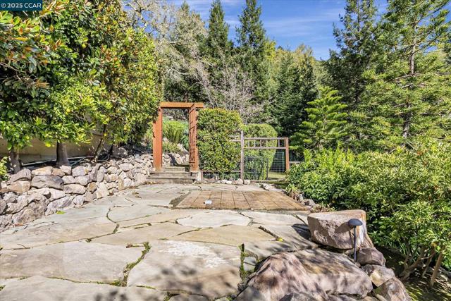 4 Berrybrook Hollow, Orinda CA: https://media.crmls.org/mediaz/43a860cd-e7e7-4ac3-971e-240ad85920d9.jpg