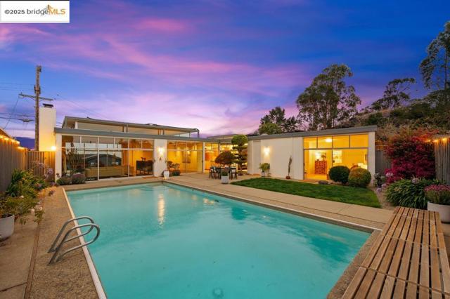 7145 View Ave, El Cerrito CA: https://media.crmls.org/mediaz/43a8612a-e8ef-4f26-b2f3-8459dcb947ab.jpg