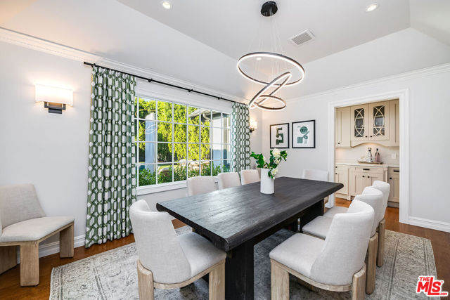 10445 Valley Spring Lane, Toluca Lake CA: https://media.crmls.org/mediaz/43a86678-1fb6-4283-92cf-d3faf583c224.jpg