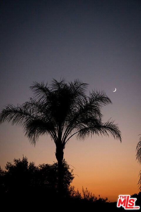 https://media.crmls.org/mediaz/43a89f6f-3090-4d32-b5b9-a0fa70beffa6.jpg?preset=X-Large