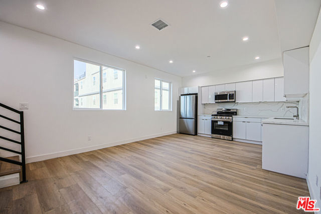 954 N Kingsley Drive, Los Angeles CA: https://media.crmls.org/mediaz/43aa070d-e8a8-41de-8785-abcc3b43e071.jpg