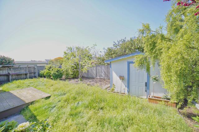 335 Grove Street, Half Moon Bay CA: https://media.crmls.org/mediaz/43ab5b98-7f33-4406-8fb3-afa356dba867.jpg