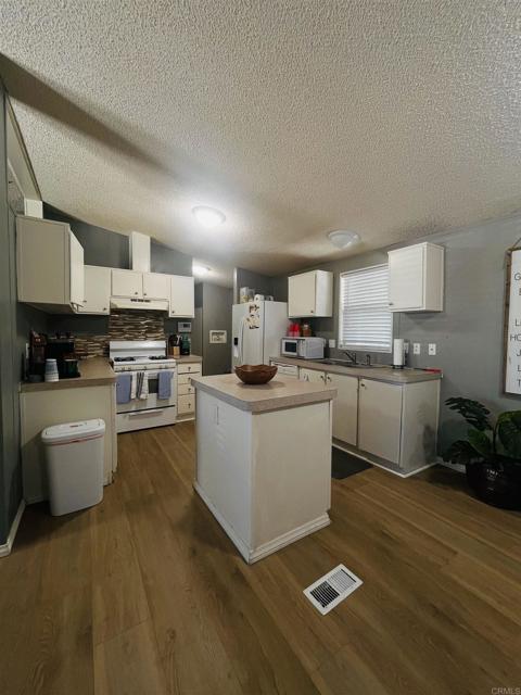 913 S Grand Avenue, San Jacinto CA: https://media.crmls.org/mediaz/43ab78bd-df79-45df-b498-702ee64b7690.jpg