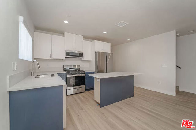 204 E 29th Street, Los Angeles CA: https://media.crmls.org/mediaz/43abd4ea-9a83-4827-9b69-c307c60aa273.jpg
