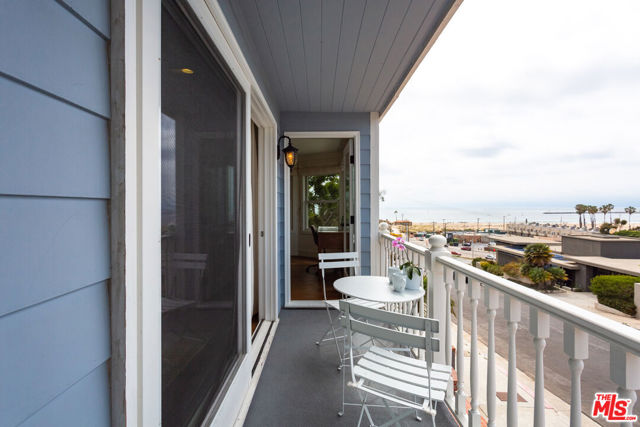 218 Montreal Street, Playa del Rey CA: https://media.crmls.org/mediaz/43ad3474-0c3d-49a2-bdb2-0efd6121184a.jpg