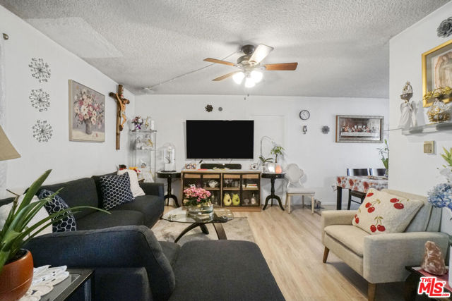 2038 S Holt Avenue, Los Angeles CA: https://media.crmls.org/mediaz/43ad6cf3-0911-4d12-84ba-9e38579ed7aa.jpg