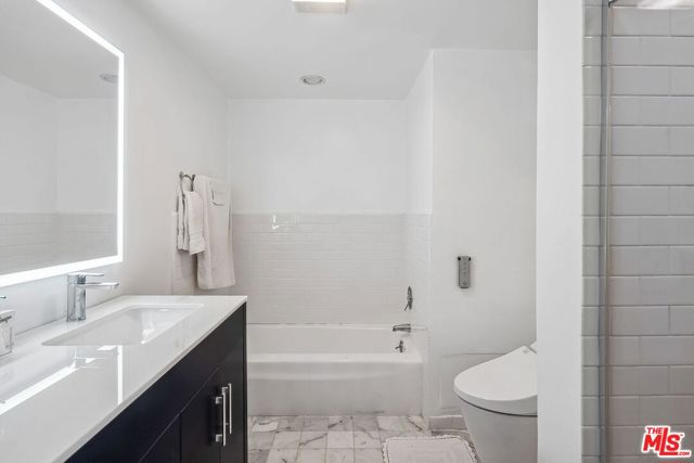 2170 Century Park East,  CA: https://media.crmls.org/mediaz/43af9106-3837-4396-903e-4851da5744c2.jpg