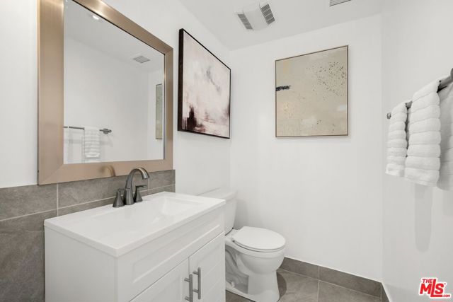 7250 Franklin Avenue, Los Angeles CA: https://media.crmls.org/mediaz/43b067fd-13d8-4fc2-b9eb-1c5a3458e433.jpg