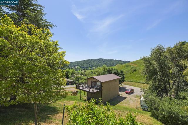 2251 Rancho Del Lago Rd, Martinez CA: https://media.crmls.org/mediaz/43b09a26-9d6f-47b3-bc5e-fd446a340902.jpg