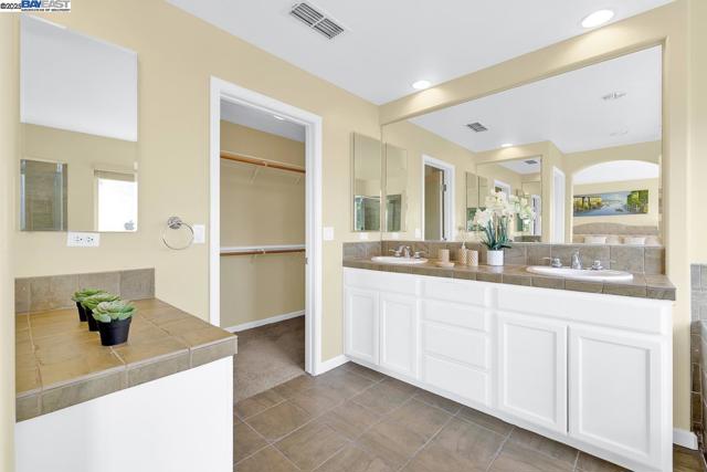 436 Wood Glen Dr, Richmond CA: https://media.crmls.org/mediaz/43b235d0-7a1c-4056-90cf-3bcbbc1ee108.jpg