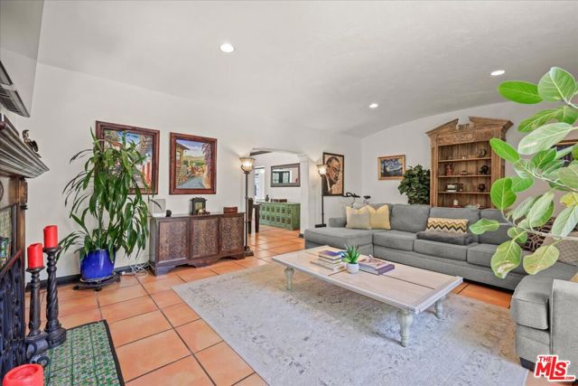 6119 Del Valle Drive, Los Angeles CA: https://media.crmls.org/mediaz/43b288a5-4201-4e8c-bc85-961fdc59e01e.jpg