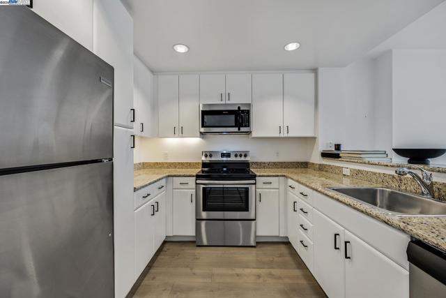 260 King Street, San Francisco CA: https://media.crmls.org/mediaz/43b31e9a-c8f5-4c74-baa8-923e78a34098.jpg