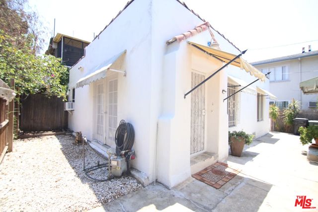 1028 N Hayworth Avenue, West Hollywood CA: https://media.crmls.org/mediaz/43b3304b-4d7d-4d49-b03a-49adef07403b.jpg