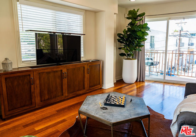 844 3rd Street, Santa Monica CA: https://media.crmls.org/mediaz/43b3b753-daca-4487-9c38-038e7d6ee174.jpg