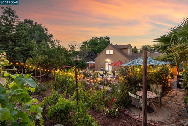 4218 Cobblestone Dr, Concord CA: https://media.crmls.org/mediaz/43b4d5cb-69be-4c4a-88c9-0704558407ca.jpg