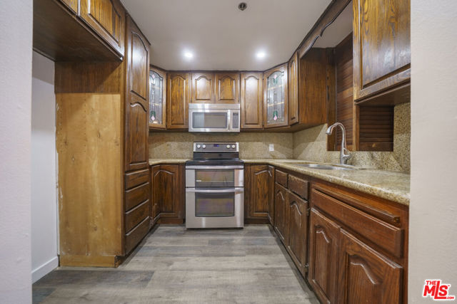 730 W 4th Street, Long Beach CA: https://media.crmls.org/mediaz/43b4d920-c6b9-46e9-b9c8-87e459e36319.jpg