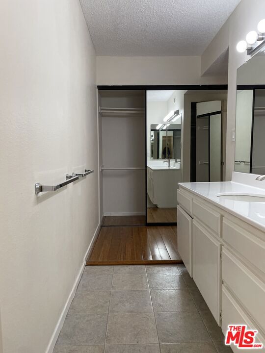 600 W 9th Street, Los Angeles CA: https://media.crmls.org/mediaz/43b6a623-c383-4b0e-95ab-edcd5fbed7d8.jpg