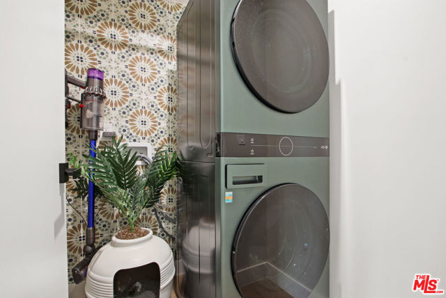 4130 Mclaughlin Avenue, Culver City CA: https://media.crmls.org/mediaz/43b95f81-12d1-42b8-af8b-bba49002ae96.jpg