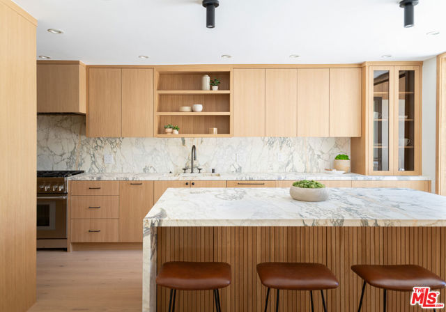 3977 Oeste Avenue, Studio City CA: https://media.crmls.org/mediaz/43bac417-9d9e-4d89-840b-2079aad111a8.jpg