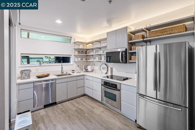 1201 Pine St, Oakland CA: https://media.crmls.org/mediaz/43bb3513-d031-4d43-bee2-7aa79d842005.jpg