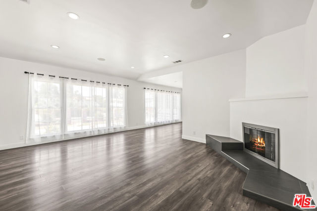 23046 Leonora Drive, Woodland Hills CA: https://media.crmls.org/mediaz/43bb8c42-d210-47e9-8e68-86b35aa2d3a9.jpg